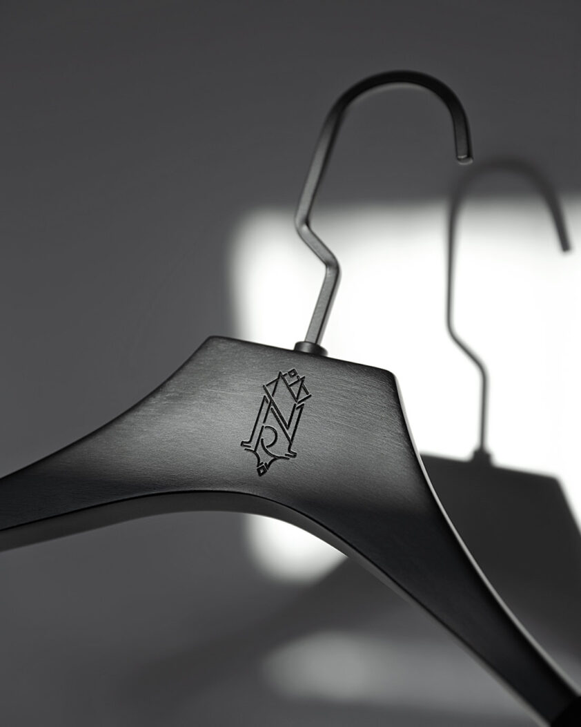 Mino&aacute;r Signature Wooden Hanger